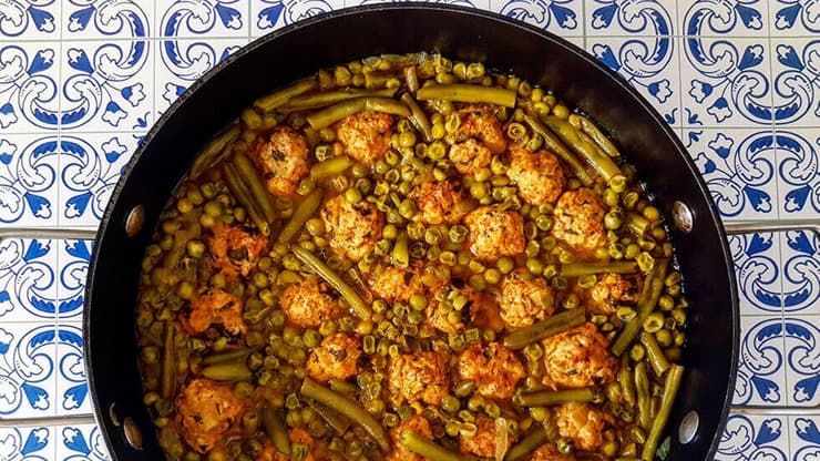 קציצות עם שעועית ואפונה