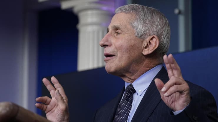 ד"ר אנתוני פאוצ'י סופג אש באתר המחודש (צילום: AP) אנתוני פאוצ'י