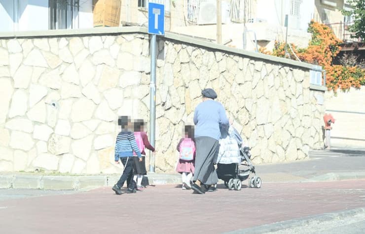 אישה חרדית עם ילדים (צילום אילוסטרציה: יאיר שגיא) מוסדות חינוך במודיעין עילית פתוחים כרגיל