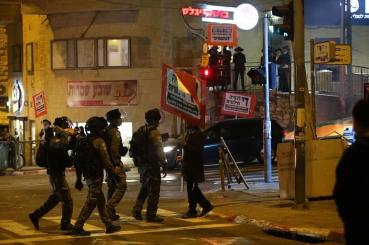 שוטרים מול מפגינים חרדים נגד עבודות הרכבת הקלה בירושלים, ארכיון (צילום: אלכס קולומויסקי) הפגנת החרדים בירושלים