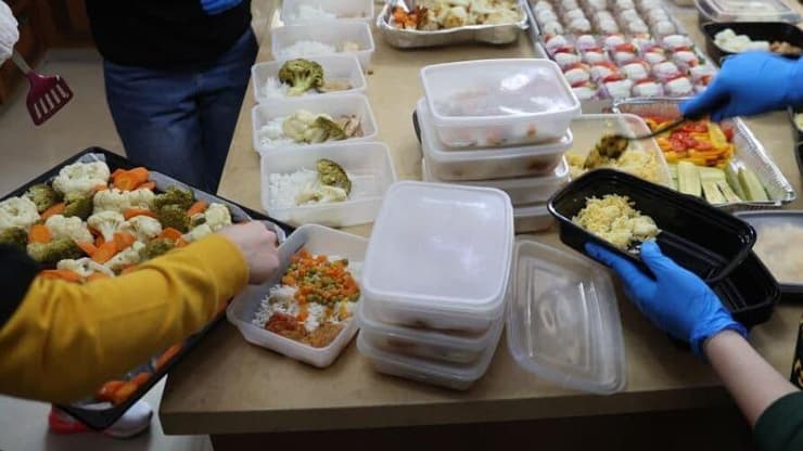 אריזת משלוחי מזון לניצולי שואה