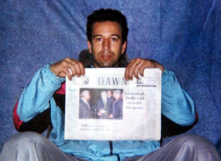 העיתונאי האמריקני דניאל פרל בשבי ב פקיסטן לפני הוצאתו להורג