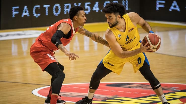 בקרוב באדום? בראיינט במדי מכבי ת"א (צילום: עוז מועלם) בראיינט עם הכדור