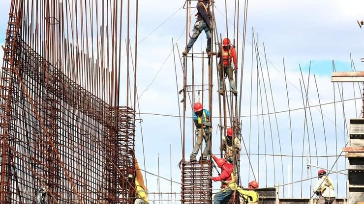 עובדים באתר בנייה. הגורם המוביל לתאונות היה נפילה מגובה 
