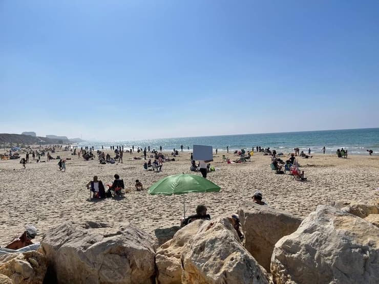 חוף הים בהרצליה מלא בחודש פברואר