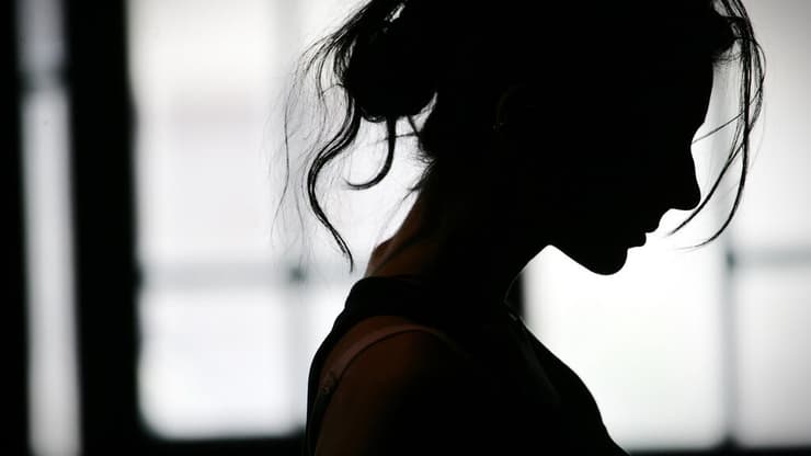 צללית של אישה