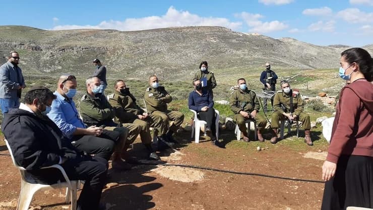 "טיוח על טיוח". אלוף פיקוד המרכז ובכירי אוגדת איו"ש במפגש (צילום: גאולת ציון בחזון ומעש) ביקור חריג : אלוף פיקוד המרכז ביקר במאחז שבו התגורר אהוביה סנדק ז"ל