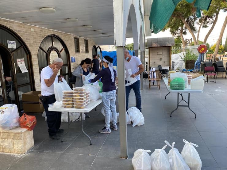 מתנדבים אורזים סלי מזון לנזקקים 