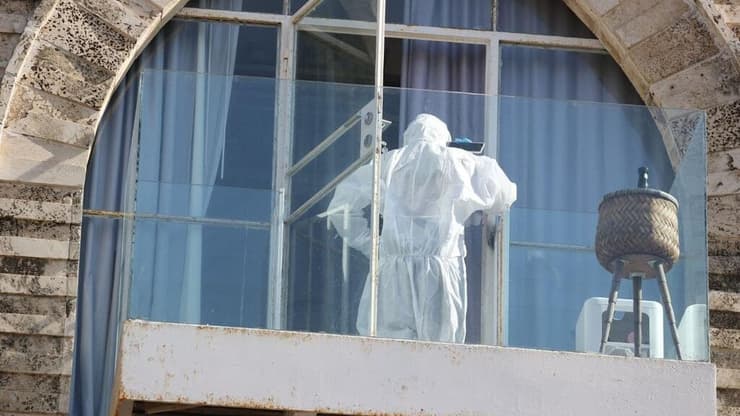 המלונית שבה נאנסה הנערה (צילום: מוטי קמחי ) שוטרי מז"פ במלונית הקורונה במרכז הארץ