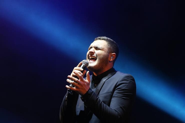 נדב גדג' שר בהופעה