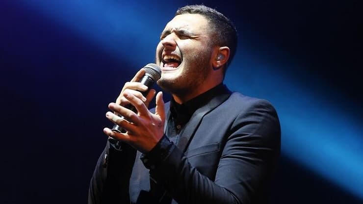 נדב גדג' שר בהופעה