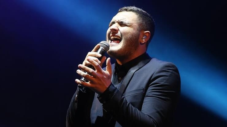 "עברתי המון, למדתי המון על החיים האלו, קיבלתי פרופורציות". נדב גדג' (צילום: צביקה טישלר) נדב גדג' שר בהופעה