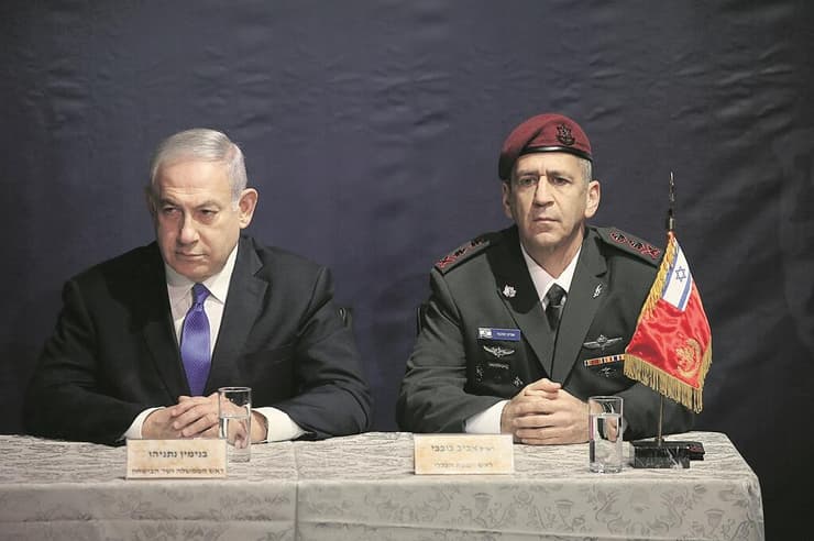 כוכבי לצד נתניהו: "נכנסנו למאבק על התקציב" (צילום: שאול גולן) בנימין נתניהו והרמטכ"ל אביב כוכבי