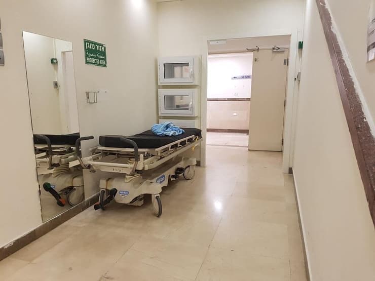 מחסור במיטות: מטופלים שוהים במסדרונות בבית חולים מאיר בכפר סבא