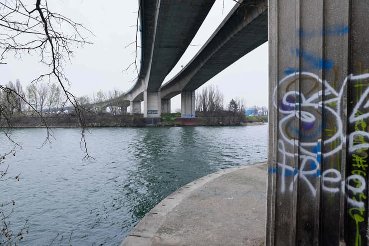 צילום: AFP נהר הסן זירת רצח של בת 14 בפרברי פריז