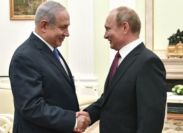 ״מדברים בקביעות״. נתניהו ופוטין (צילום: AP) תמונה של בנימין נתניהו וולדימיר פוטין לוחצים ידיים