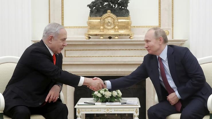 פוטין ונתניהו. ברוסיה מעריכים כי ייתן שרה"מ יפסיד בבחירות, ואז סוגיית חצר אלכסנדר תהפוך למורכבת יותר (צילום: AP) בנימין נתניהו וולדימיר פוטין לוחצים ידיים
