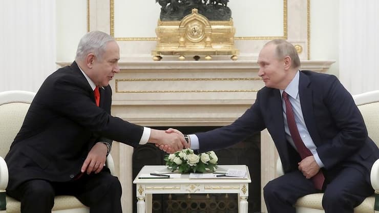 בנימין נתניהו וולדימיר פוטין לוחצים ידיים