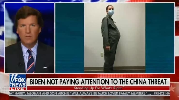 טאקר קרלסון מנחה פוקס ניוז נגד צבא נשי מדי עם תמונה של חיילת