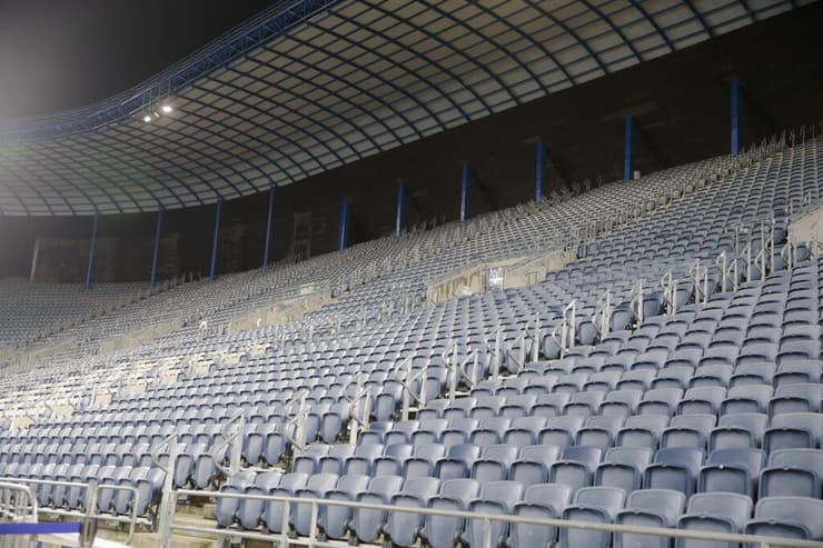 יציעים ריקים בטדי