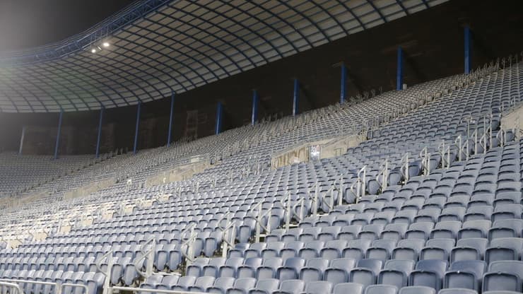 יציעים ריקים בטדי