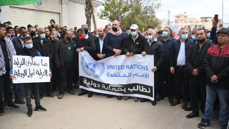 תושבים בג'לג'וליה בהפגנה לאחר הרצח (צילום: יאיר שגיא) תפילה במסגד בג'לג'וליה לפני ההפגנה נגד הפשיעה בחברה הערבית