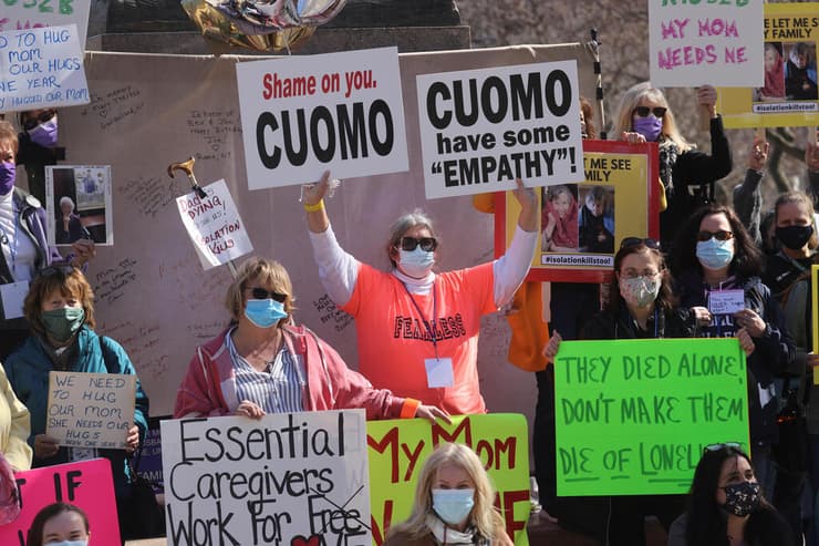 הפגנה נגד מושל ניו יורק אנדרו קואומו ב אולבני בעקבות טענות ל הטרדה מינית