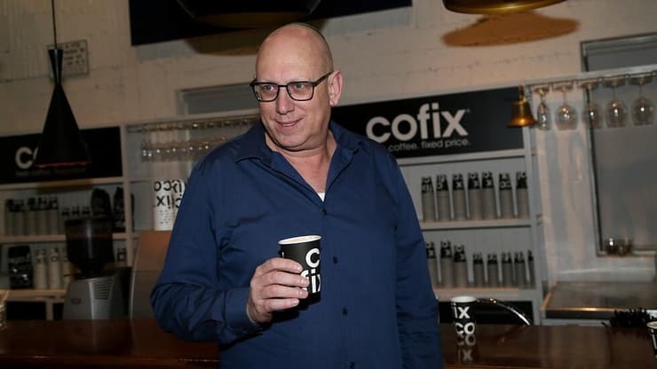 אבי כץ בסניף קופיקס (צילום: יריב כץ) אבי כץ בסניף קופיקס