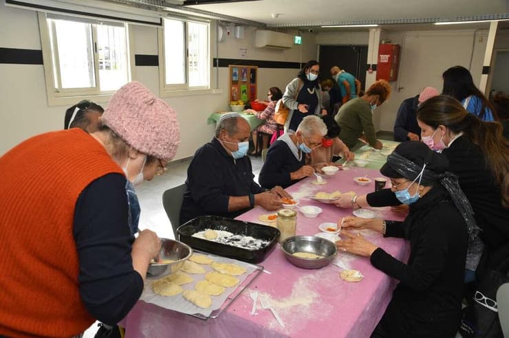 אופים עוגיות במרש"ל יחד עם המתנדבים של "רוח טובה"  
