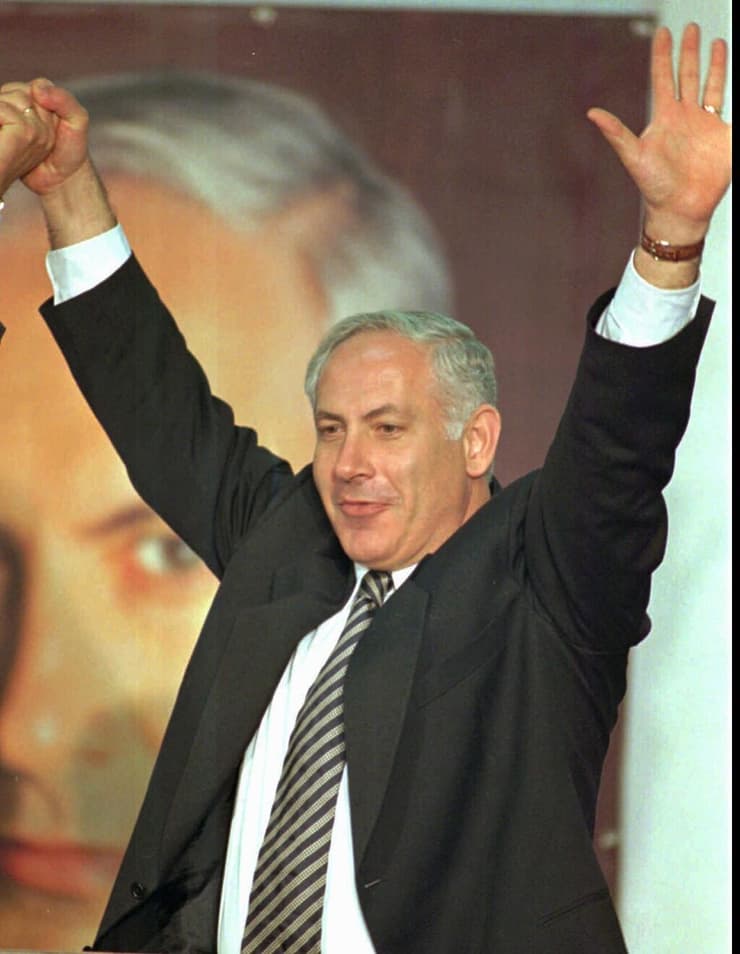 נתניהו חוגג ניצחון (צילום: AP) נתניהו חוגג ניצחון