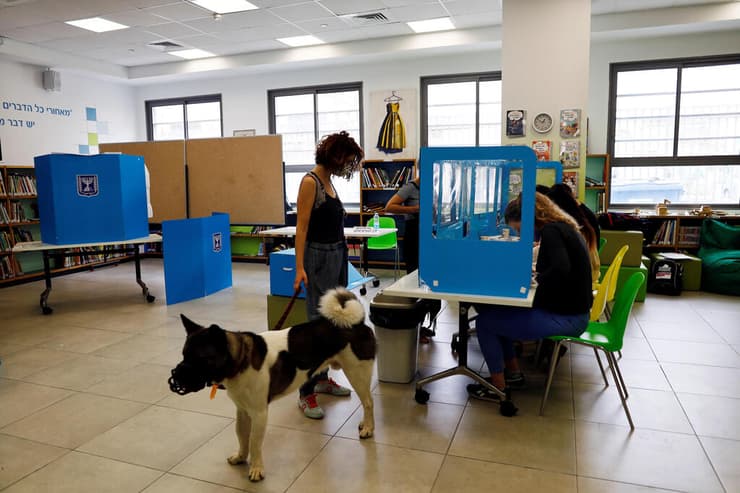 מצביעים בתל אביב (צילום: רויטרס) מצביעים בתל אביב