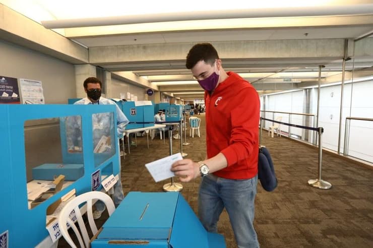 הנוחתים מהטיסה מניו יורק מצביעים בקלפי בנתב"ג (צילום: סיוון פרג', רשות שדות התעופה) הנוחתים מהטיסה מניו יורק מצביעים בקלפי בנתב"ג