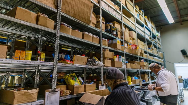 אורזים סלי מזון למשפחות