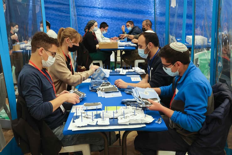 הליך ספירת הקולות בכנסת (צילום: AFP) הליך ספירת הקולות בכנסת