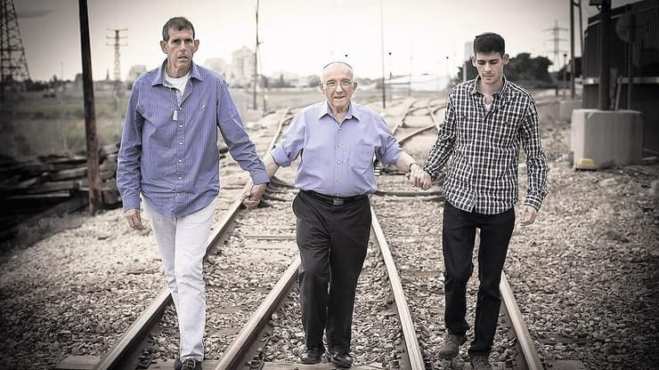 ניצול השואה צבי איכנולד עם בנו דובי (משמאל) ונכדו אופיר (מימין)