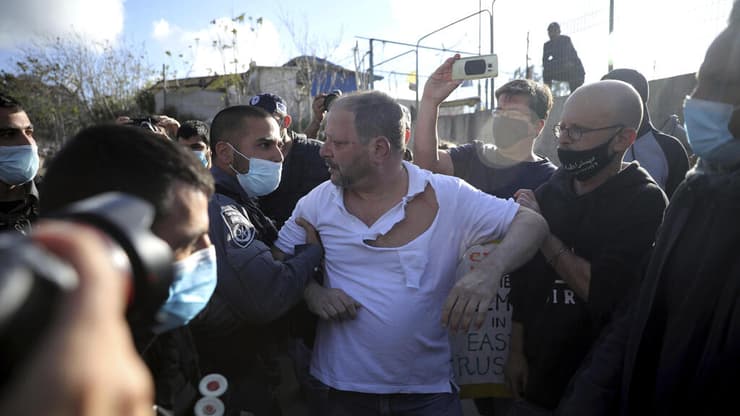 ח"כ עופר כסיף בעימות אלים עם שוטרים (צילום: AP) ח"כ חבר כנסת עופר כסיף מותקף
