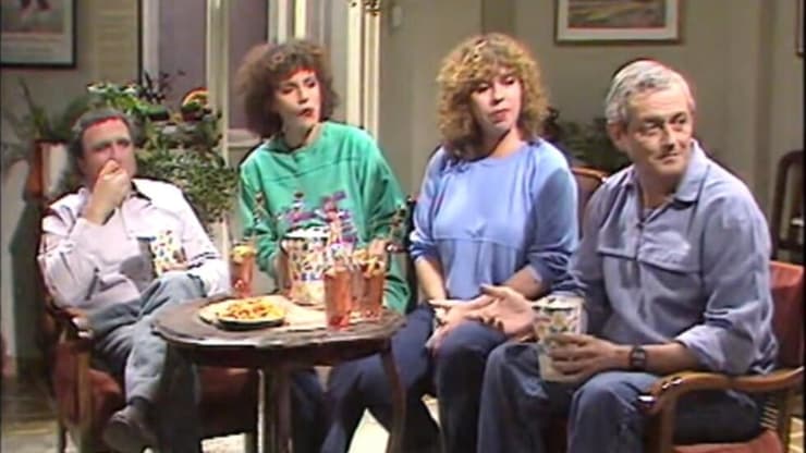 תמונה מהסדרה קרובים קרובים