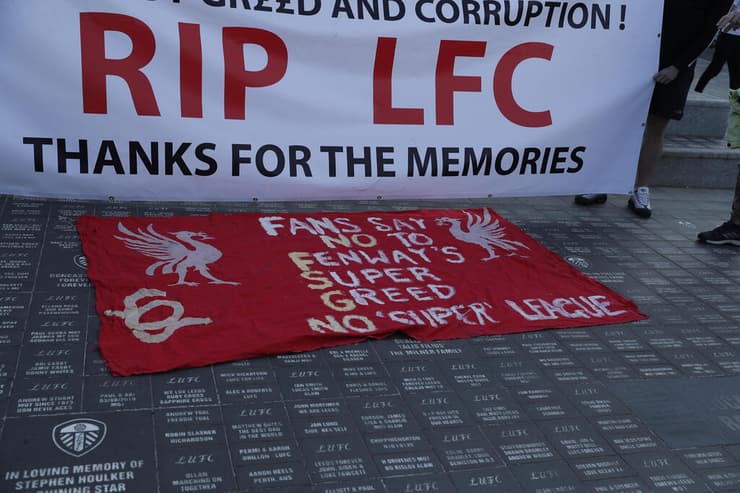 שלט שתלו אוהדי ליברפול