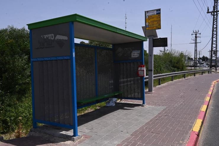 תכנון עירוני חכם הכולל הצללה בתחנות אוטובוס ובמרחבים ציבוריים, נטיעת עצים והגדלת השטחים הירוקים, יכול לסייע נגד השפעות החום (צילום: נדב אבס) תחנת אוטובוס בצומת בית דגן
