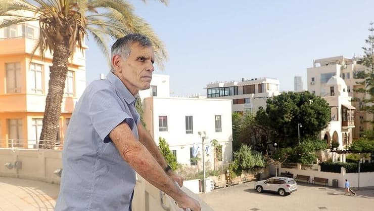 פרופ' מעוז עזריהו עומד על מרפסת עיריית תל אביב הראשונה