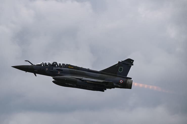 מטוס קרב צרפתי מדגם מיראז' 2000 ב תרגיל אווירי בינלאומי איניוחוס 2021 יוון מטוסי מטוס קרב 