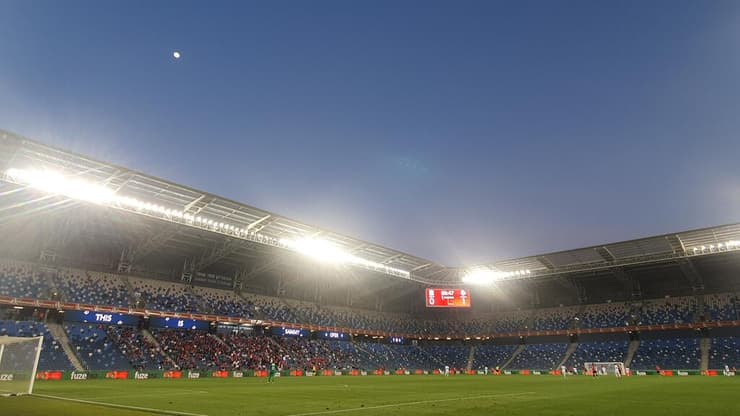 ירח מעל סמי עופר