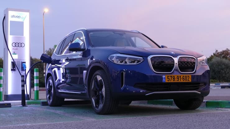 צילום: ניר בן זקן ב.מ.וו iX3