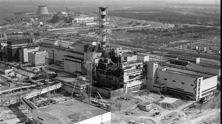 הכור הגרעיני ההרוס בצ'רנוביל (צילום: AP) כור גרעיני תחנת כוח צ'רנוביל לאחר האסון