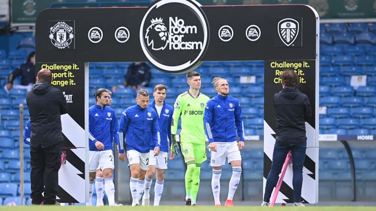 שחקני לידס יונייטד עולה לדשא