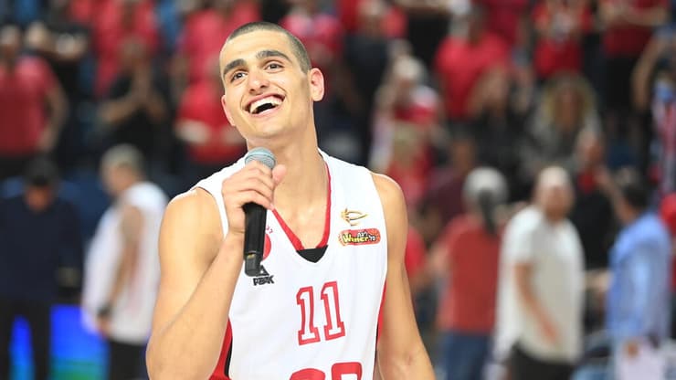 מדר חוגג עם הקהל