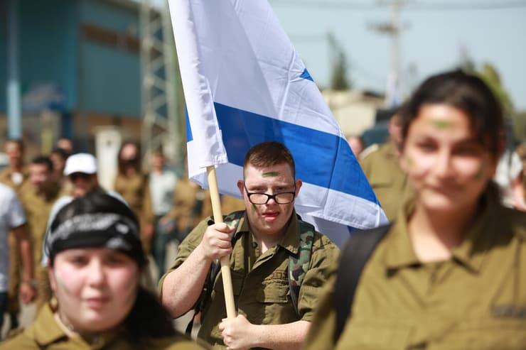 גדולים במדים