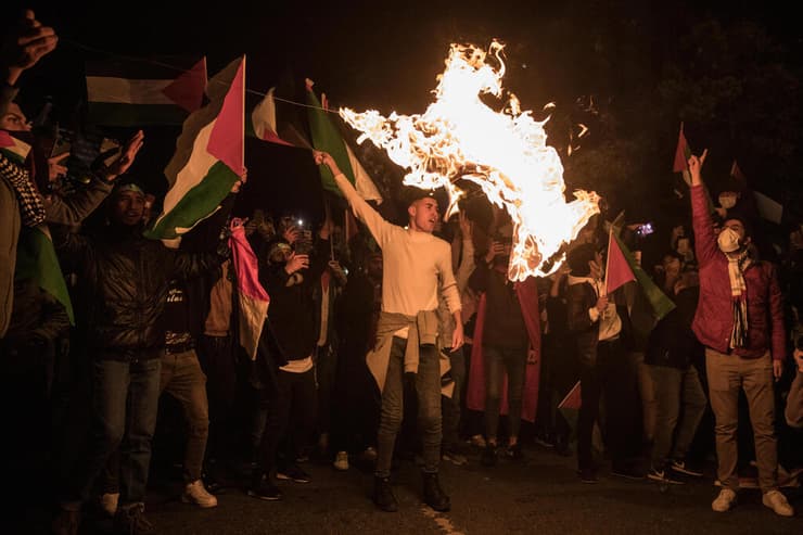 שפל ביחסי ישראל-טורקיה. מחאה פרו-פלסטינית באיסטנבול (צילום: gettyimages) הפגנה ליד הקונסוליה של ישראל איסטנבול טורקיה