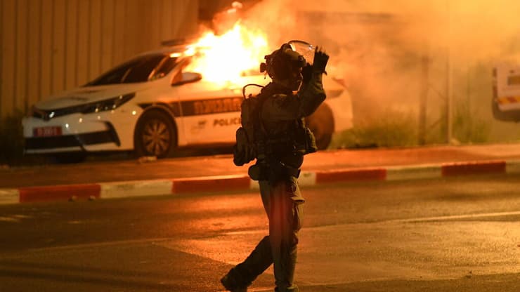 הצתת ניידת בשומר החומות (צילום: יובל חן) מהומות בלוד