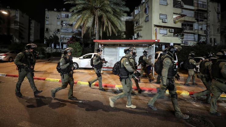 כוחות משטרה בלוד בזמן המהומות (צילום: רויטרס) כוחות משטרה בלוד